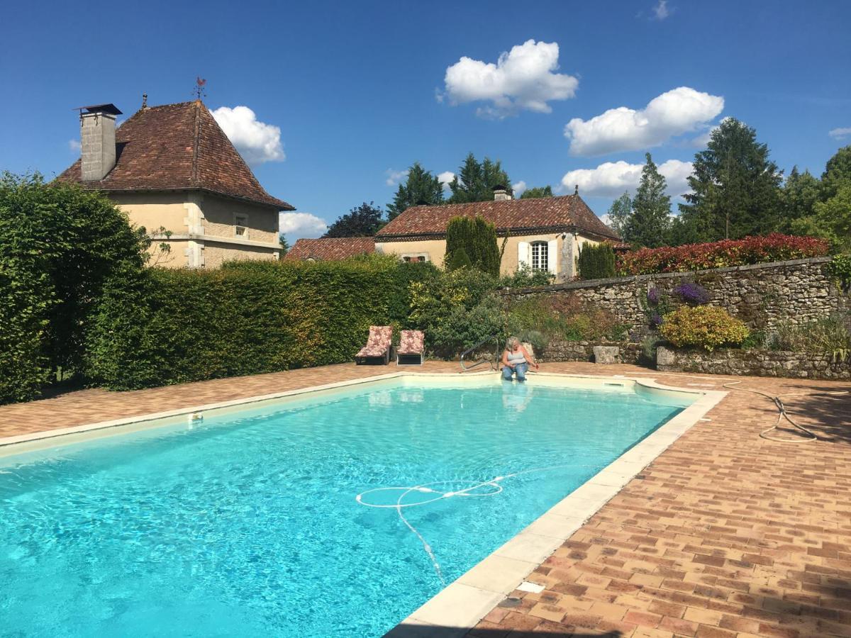 Les Deux Colombiers Bed & Breakfast Chapdeuil ภายนอก รูปภาพ